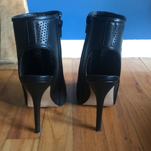 Black high heeled bootie - Picture 4 of 7